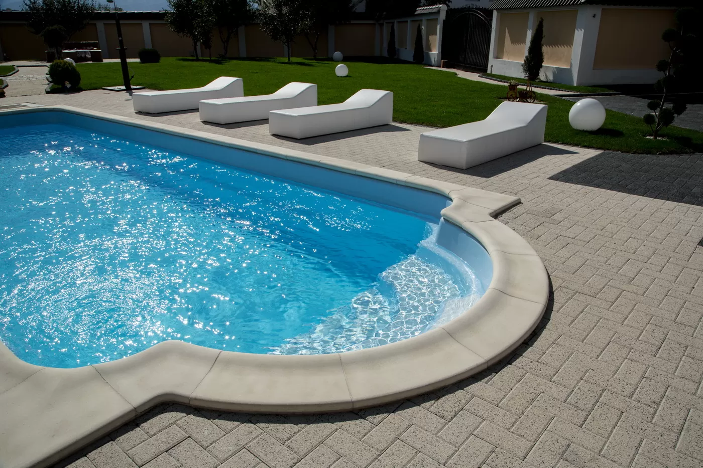 bordura piscina.jpg